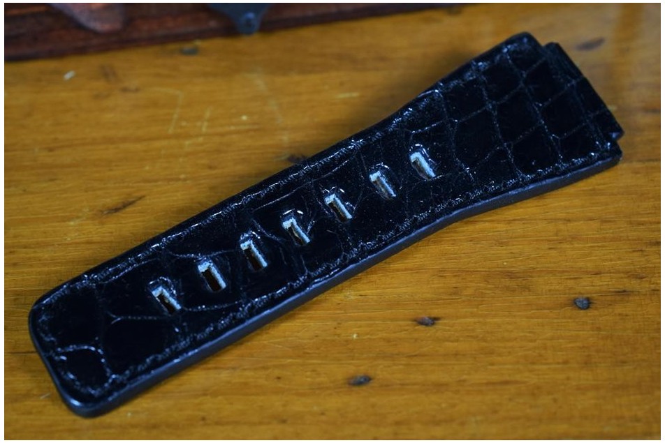 BR - ALLIGATOR ROUND - BLACK SHINY