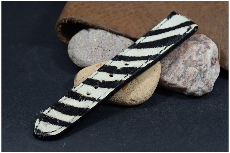 800 LEDER ZEBRA LANGHAAR SCHWARZ - WEISS 23/22 130/80 MM