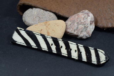 800 LEDER ZEBRA LANGHAAR SCHWARZ - WEISS 23/22 130/80 MM