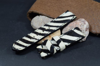 800 LEDER ZEBRA LANGHAAR SCHWARZ - WEISS 23/22 130/80 MM
