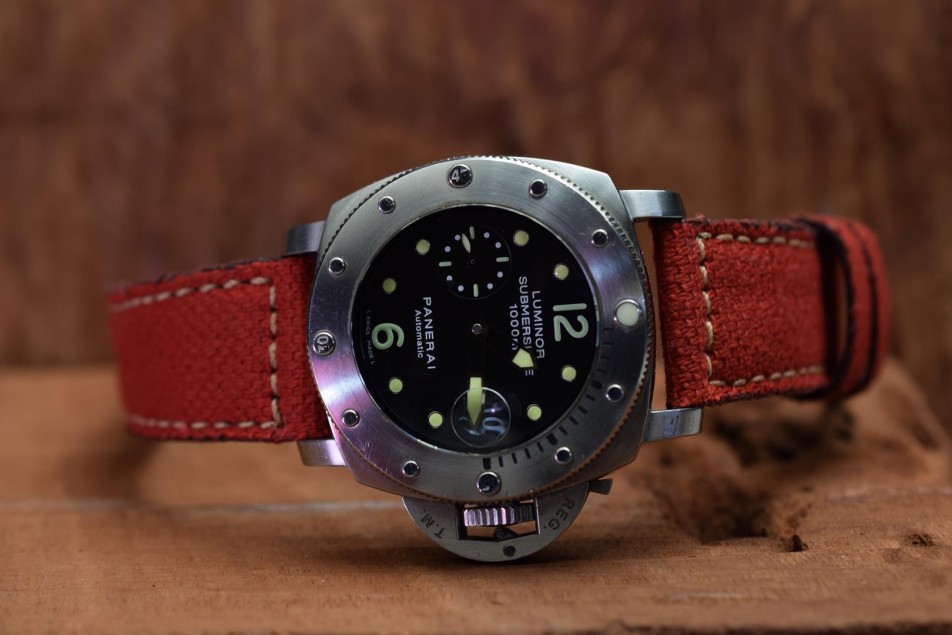 CANVAS - RED SUBMERSIBLE