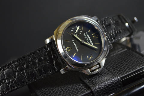 BLACK - ROUND SCALE es una de nuestras correas reloj de piel hechas a mano, con cocodrilo mate. De color negro, con un espesor de 3.5 - 4 mm.
