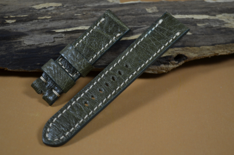 37 KARABU GREEN II 22-20 130-80 MM es una de nuestras correas reloj de piel hechas a mano, con piel de karabú. De color verde, con un espesor de 3.5 - 4 mm.