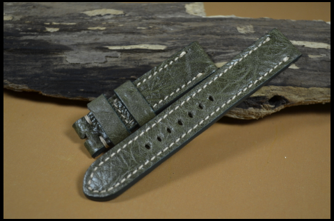 40 KARABU GREEN II 20-20 130-80 MM es una de nuestras correas reloj de piel hechas a mano, con piel de karabú. De color verde, con un espesor de 3.5 - 4 mm.