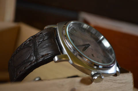 BROWN - ROUND SCALE es una de nuestras correas reloj de piel hechas a mano, con cocodrilo mate. De color marron oscuro, con un espesor de 3.5 - 4 mm.