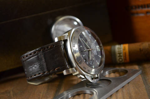 BROWN - SQUARE SCALE es una de nuestras correas reloj de piel hechas a mano, con cocodrilo mate. De color marron oscuro, con un espesor de 3.5 - 4 mm.