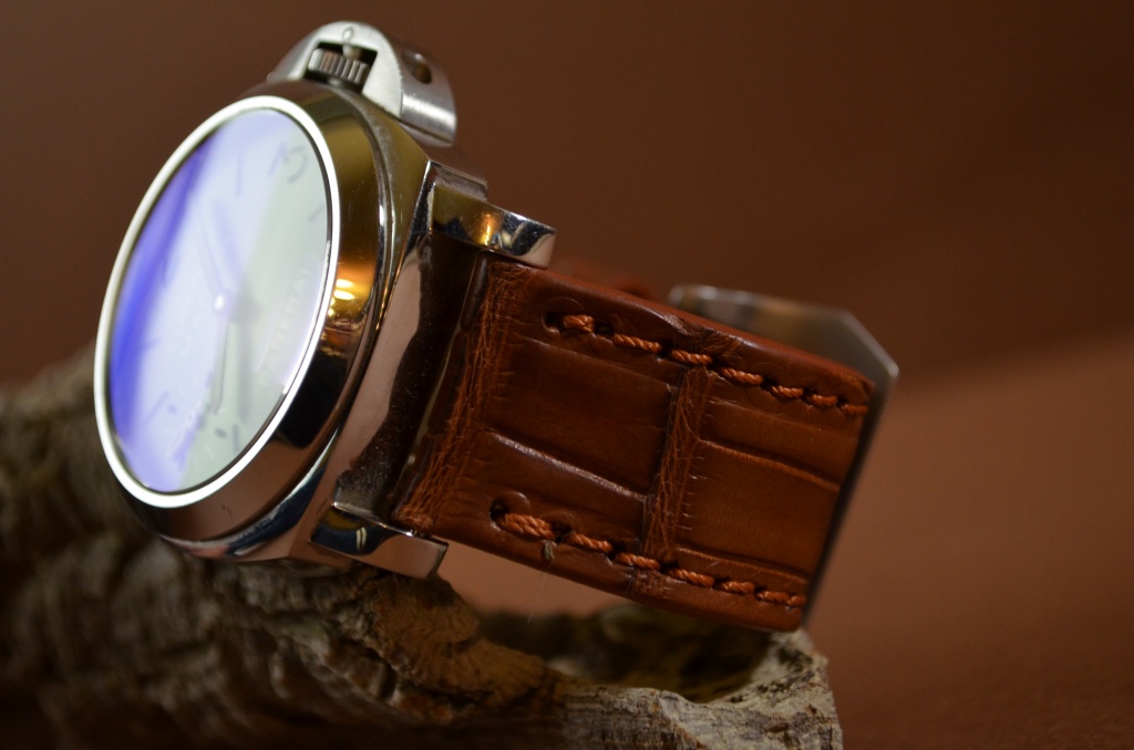 HAVANA I - SQUARE SCALE es una de nuestras correas reloj de piel hechas a mano, con cocodrilo mate. De color havana, con un espesor de 3.5 - 4 mm.