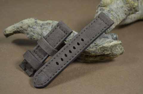 89 NUBUK VINTAGE BROWN II 20-20 115-75 MM is one of our hand crafted watch straps. Available in brown color, 4 - 4.5 mm thick.
