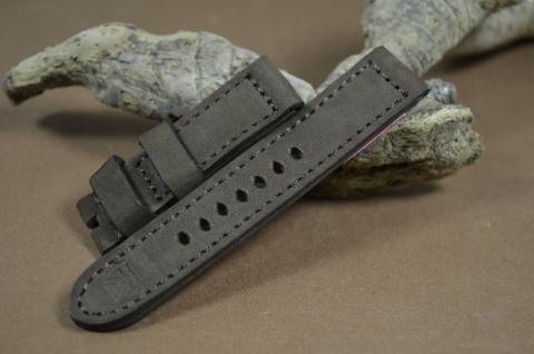 91 NUBUK VINTAGE BROWN II 20-20 115-75 MM is one of our hand crafted watch straps. Available in brown color, 4 - 4.5 mm thick.