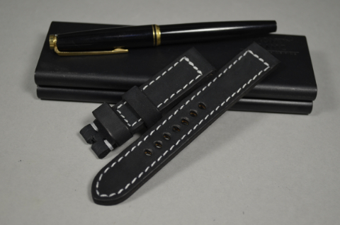 106 NUBUK VINTAGE BLACK II 20-20 130-80 MM es una de nuestras correas reloj de piel hechas a mano, con nobuk de becerro. De color negro, con un espesor de 4 - 4.5 mm.