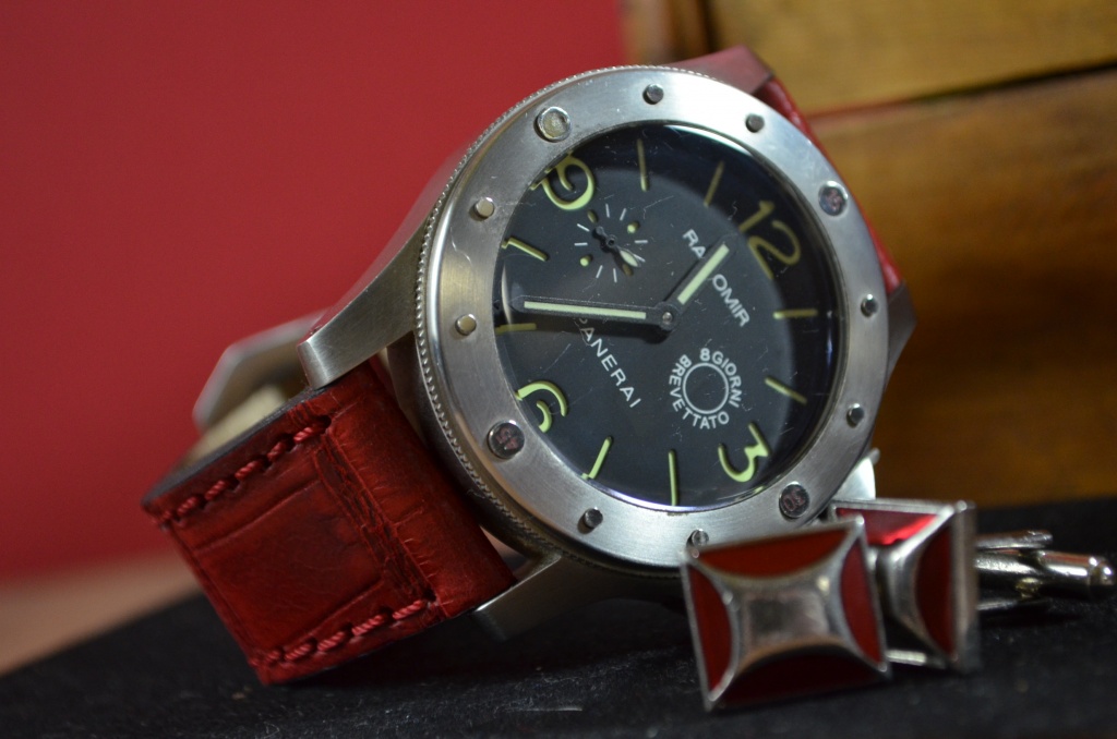 VINTAGE RED - SQUARE SCALE es una de nuestras correas reloj de piel hechas a mano, con cocodrilo mate. De color rojo vintage, con un espesor de 3.5 - 4 mm.