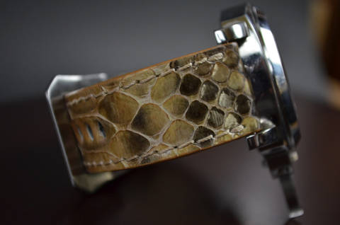 ARENA SHINY es una de nuestras correas reloj de piel hechas a mano, con vientre de pitón brillante. De color arena, con un espesor de 4 - 4.5 mm.