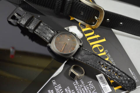 BLACK MATTE es una de nuestras correas reloj de piel hechas a mano, con vientre de pitón mate. De color negro, con un espesor de 4 - 4.5 mm.