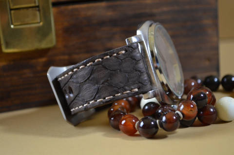 BROWN II MATTE es una de nuestras correas reloj de piel hechas a mano, con vientre de pitón mate. De color marron, con un espesor de 4 - 4.5 mm.