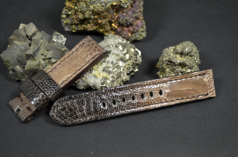 22 CINNAMON 20-20 115-75 MM es una de nuestras correas reloj de piel hechas a mano, con avestruz brillante. De color canela, con un espesor de 4 - 4.5 mm.
