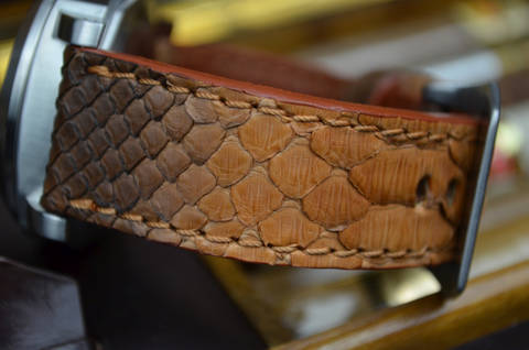 TABAC MATTE es una de nuestras correas reloj de piel hechas a mano, con vientre de pitón mate. De color tabaco mate, con un espesor de 4 - 4.5 mm.