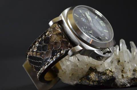 AFRICA SHINY II es una de nuestras correas reloj de piel hechas a mano, con lomo de pitón brillante. De color africa, con un espesor de 4 - 4.5 mm.