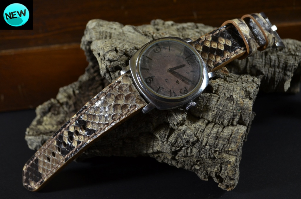 BEIGE SHINY es una de nuestras correas reloj de piel hechas a mano, con lomo de pitón brillante. De color beige, con un espesor de 4 - 4.5 mm.