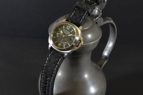 BLACK II NUBUK es una de nuestras correas reloj de piel hechas a mano, con lomo de pitón acabado nobuk. De color negro, con un espesor de 4 - 4.5 mm.