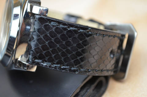 BLACK SHINY es una de nuestras correas reloj de piel hechas a mano, con lomo de pitón brillante. De color negro, con un espesor de 4 - 4.5 mm.