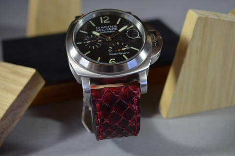 BURGUNDY MATTE es una de nuestras correas reloj de piel hechas a mano, con lomo de pitón mate. De color borgoña, con un espesor de 4 - 4.5 mm.
