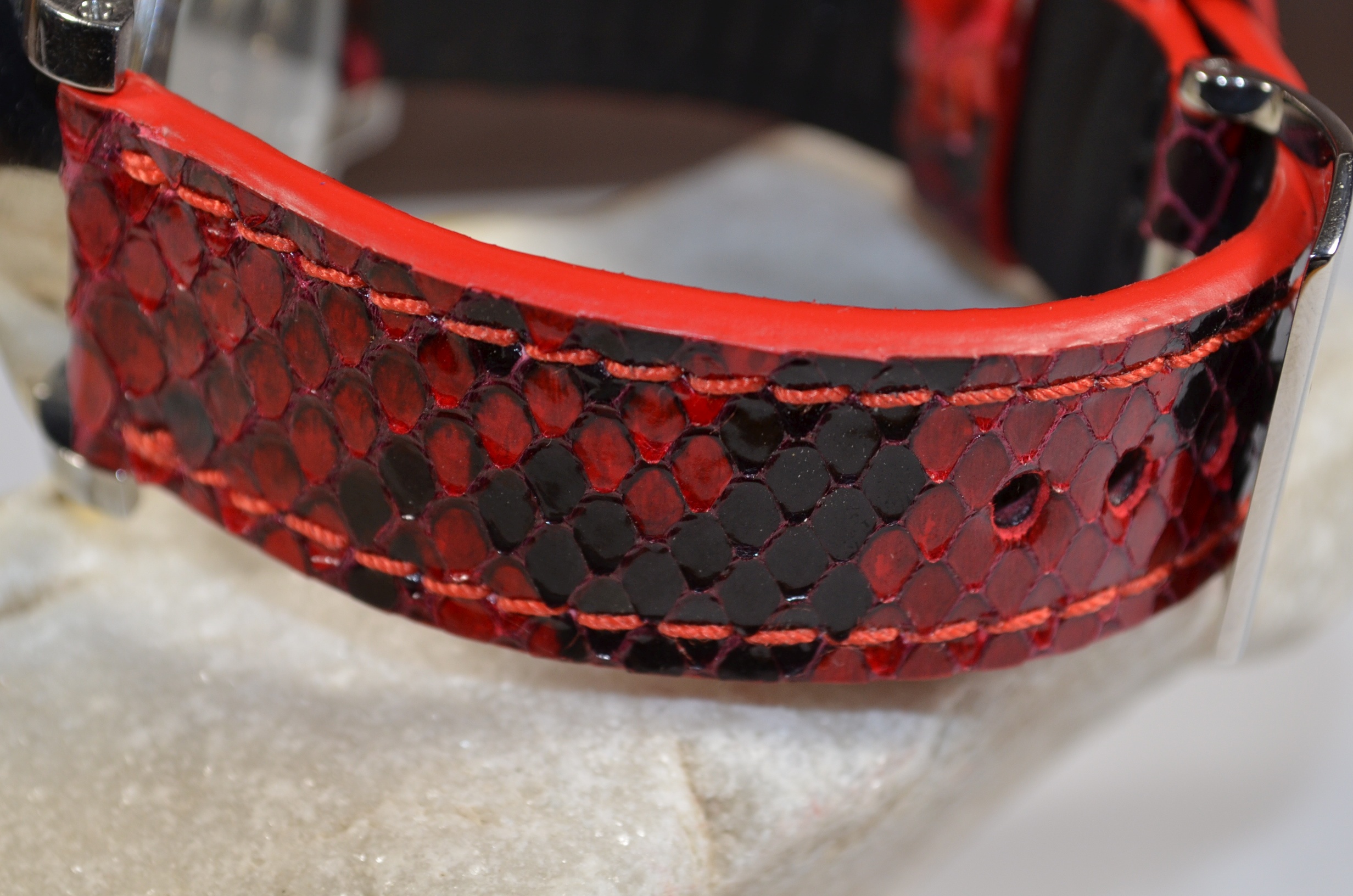 RED SHINY es una de nuestras correas reloj de piel hechas a mano, con lomo de pitón brillante. De color rojo, con un espesor de 4 - 4.5 mm.