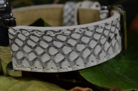 WHITE MATTE es una de nuestras correas reloj de piel hechas a mano, con vientre de cobra mate. De color blanco, con un espesor de 3.5 - 4 mm.