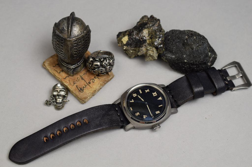 NEW BLACK I es una de nuestras correas reloj de piel hechas a mano, con piel de becerro evejecida. De color negro petroleo, con un espesor de 4 - 4.5 mm.
