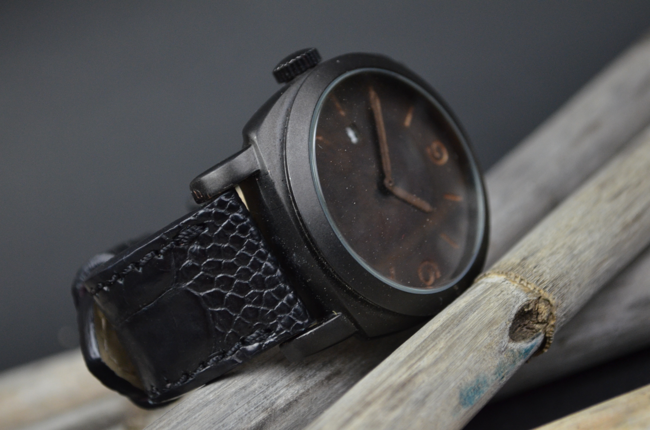 BLACK MATTE es una de nuestras correas reloj de piel hechas a mano, con avestruz mate. De color negro, con un espesor de 4 - 4.5 mm.
