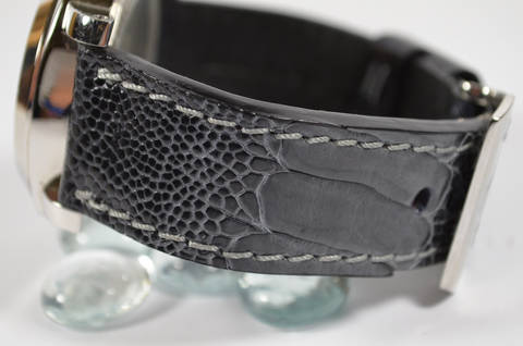 BLACK SHINY es una de nuestras correas reloj de piel hechas a mano, con avestruz brillante. De color negro, con un espesor de 4 - 4.5 mm.
