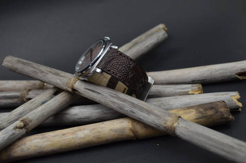 BROWN MATTE es una de nuestras correas reloj de piel hechas a mano, con avestruz mate. De color marron, con un espesor de 4 - 4.5 mm.