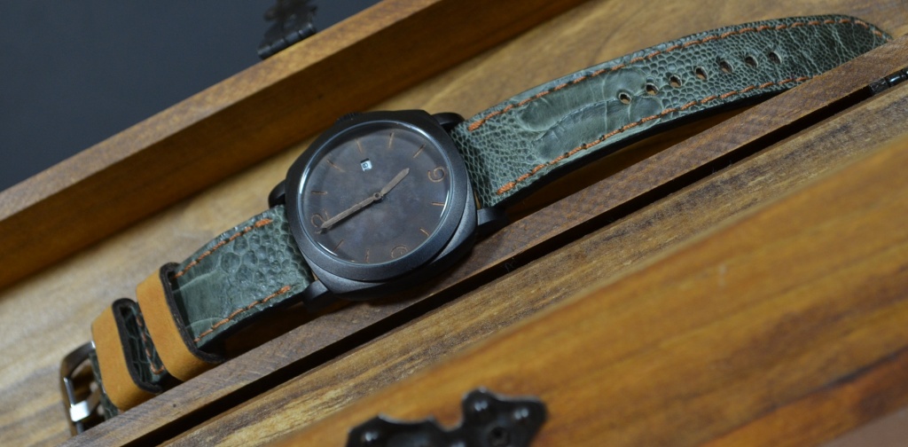 CASUAL GREEN MATTE es una de nuestras correas reloj de piel hechas a mano, con avestruz mate. De color verde havana, con un espesor de 4 - 4.5 mm.