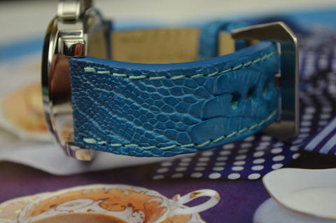 LIGHT BLUE MATTE es una de nuestras correas reloj de piel hechas a mano, con avestruz mate. De color azul claro fantasía, con un espesor de 4 - 4.5 mm.