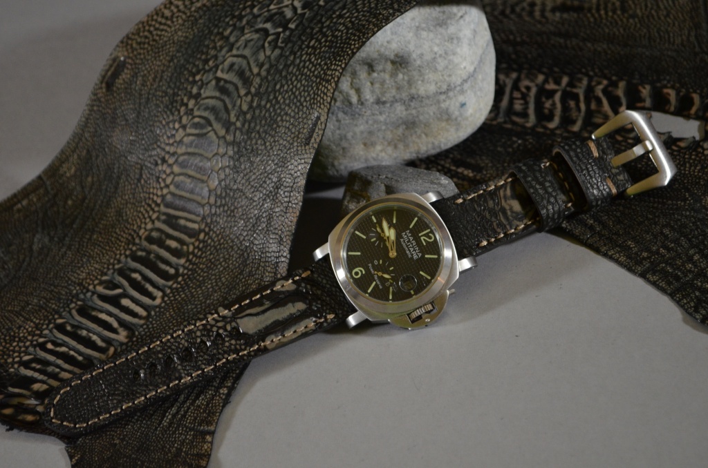 NUBUK BLACK FANTASY MATTE es una de nuestras correas reloj de piel hechas a mano, con avestruz nobuk mate. De color negro fantasía, con un espesor de 4 - 4.5 mm.