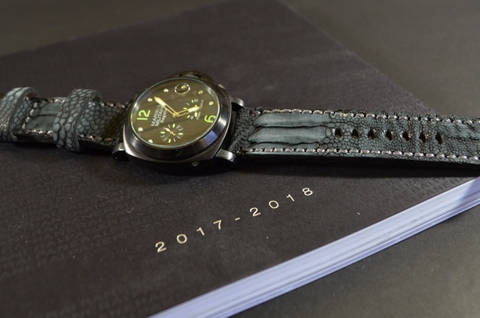 NUBUK BLACK MATTE es una de nuestras correas reloj de piel hechas a mano, con avestruz nobuk mate. De color negro, con un espesor de 4 - 4.5 mm.