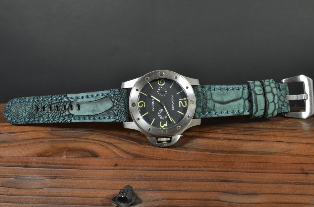 NUBUK GREEN MATTE es una de nuestras correas reloj de piel hechas a mano, con avestruz nobuk mate. De color verde, con un espesor de 4 - 4.5 mm.