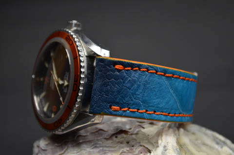 OCEANIC es una de nuestras correas reloj de piel hechas a mano, con avestruz mate. De color azul claro fantasía, con un espesor de 4 - 4.5 mm.