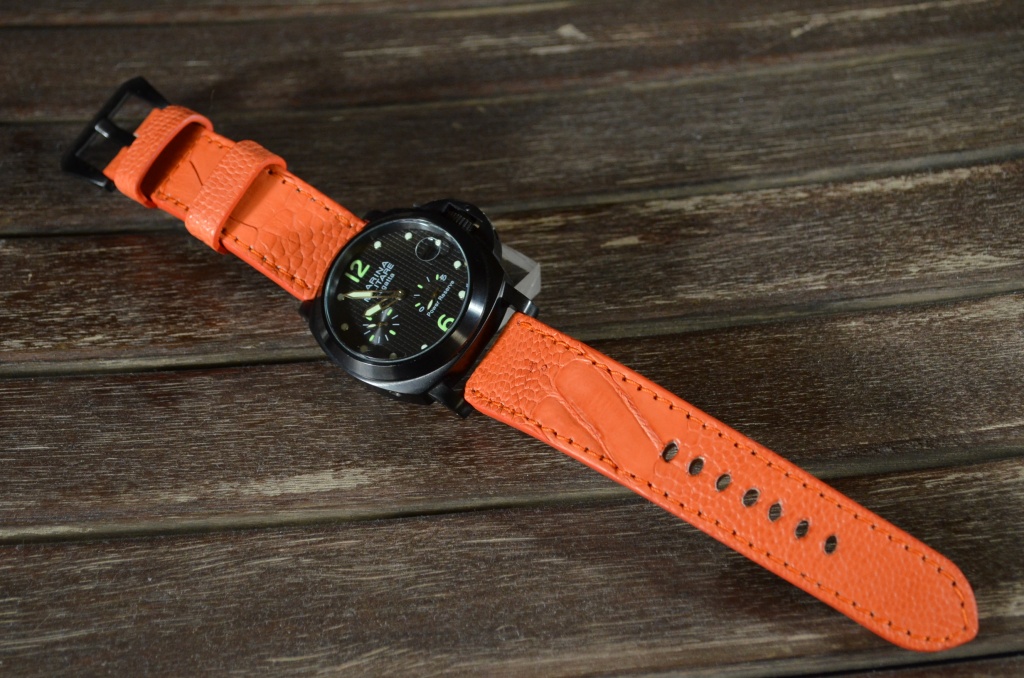 ORANGE MATTE es una de nuestras correas reloj de piel hechas a mano, con avestruz mate. De color naranja, con un espesor de 4 - 4.5 mm.