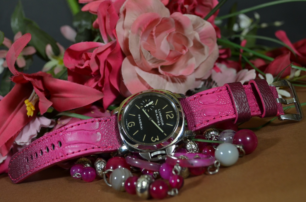 PINK MATTE es una de nuestras correas reloj de piel hechas a mano, con avestruz mate. De color rosa, con un espesor de 4 - 4.5 mm.