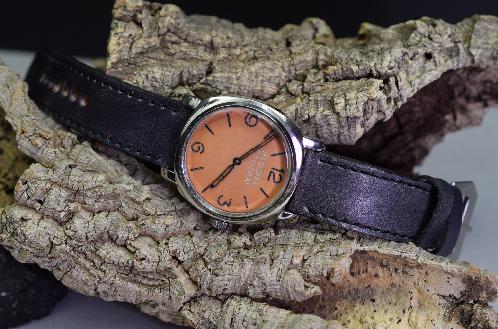 NEW BLACK III es una de nuestras correas reloj de piel hechas a mano, con piel de becerro evejecida. De color negro petroleo, con un espesor de 4 - 4.5 mm.