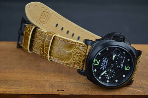 WALNUT SHINY es una de nuestras correas reloj de piel hechas a mano, con avestruz brillante. De color nogal, con un espesor de 4 - 4.5 mm.