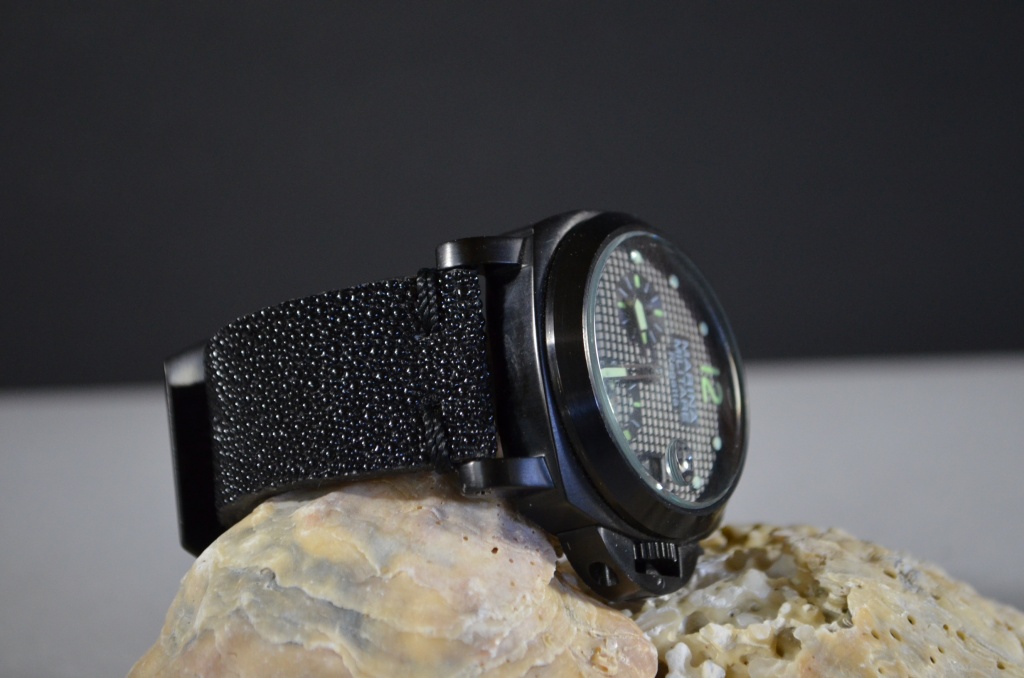 BLACK es una de nuestras correas reloj de piel hechas a mano, con mantarraya. De color negro, con un espesor de 3.5 - 4 mm.