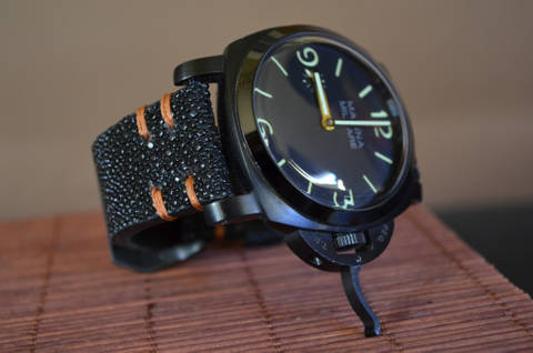 BROWN es una de nuestras correas reloj de piel hechas a mano, con mantarraya. De color marron, con un espesor de 3.5 - 4 mm.