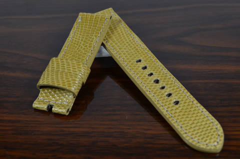 BEIGE SHINY es una de nuestras correas reloj de piel hechas a mano, con lagarto salvador brillante. De color beige, con un espesor de 3.5 - 4 mm.