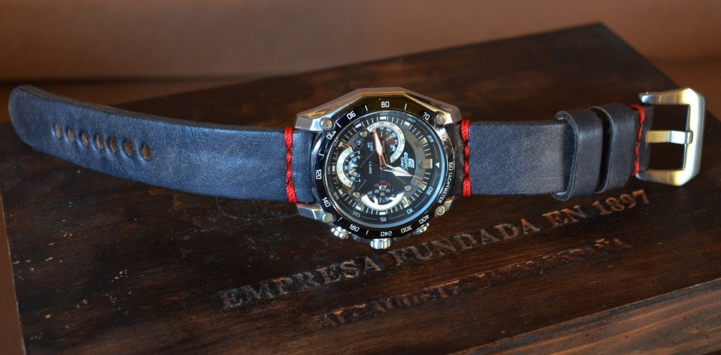 NEW BLACK R es una de nuestras correas reloj de piel hechas a mano, con piel de becerro evejecida. De color negro petroleo, con un espesor de 4 - 4.5 mm.