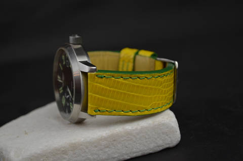 BITTER LEMON es una de nuestras correas reloj de piel hechas a mano, con lagarto salvador brillante. De color amarillo, con un espesor de 3.5 - 4 mm.