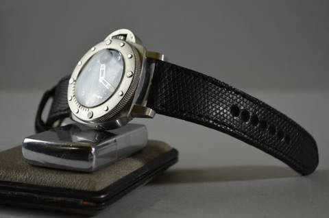 BLACK MATTE es una de nuestras correas reloj de piel hechas a mano, con lagarto salvador mate. De color negro, con un espesor de 4 - 4.5 mm.