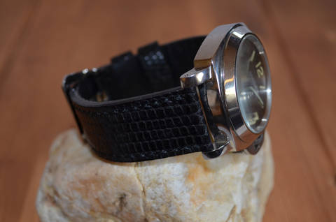 BLACK SHINY es una de nuestras correas reloj de piel hechas a mano, con lagarto salvador brillante. De color negro, con un espesor de 3.5 - 4 mm.
