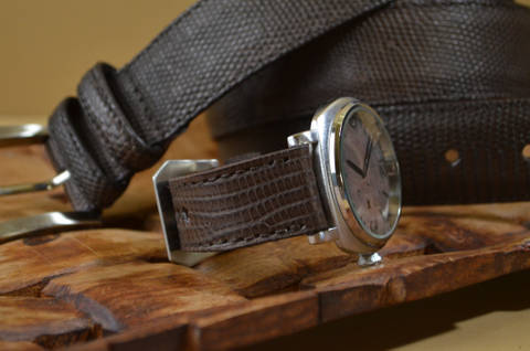 BROWN MATTE es una de nuestras correas reloj de piel hechas a mano, con lagarto salvador mate. De color marron, con un espesor de 4 - 4.5 mm.