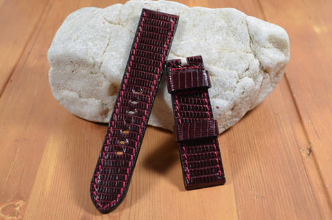 BURGUNDY SHINY es una de nuestras correas reloj de piel hechas a mano, con lagarto salvador brillante. De color borgoña, con un espesor de 3.5 - 4 mm.